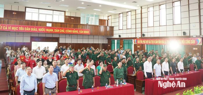 Các đại biểu tham dự cuộc gặp mặt.