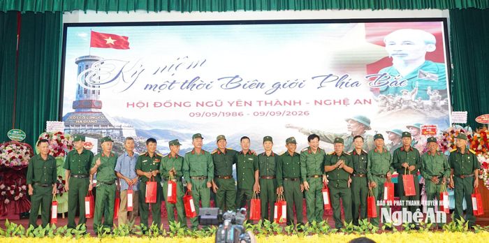 Tặng quà cho hơn 100 cựu chiến binh đồng đội nhập ngũ ngày 9/9/1986.