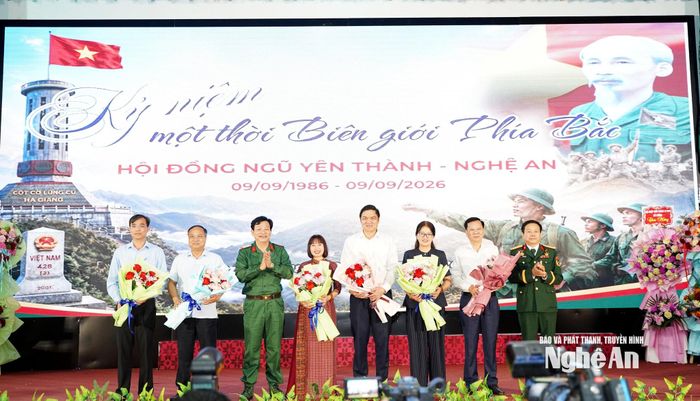 Ban liên lạc tặng hoa cho các đồng chí lãnh đạo tỉnh và huyện Yên Thành cũ.