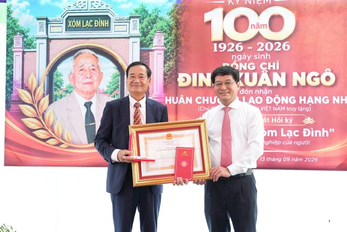 Thừa uỷ quyền của Chủ tịch nước, đồng chí Phạm Trọng Hoàng - Ủy viên Ban Thường vụ Tỉnh uỷ trao Huân chương Lao động hạng Nhì cho đại diện gia đình ông Đinh Xuân Ngô. Ảnh: Tiến Đông