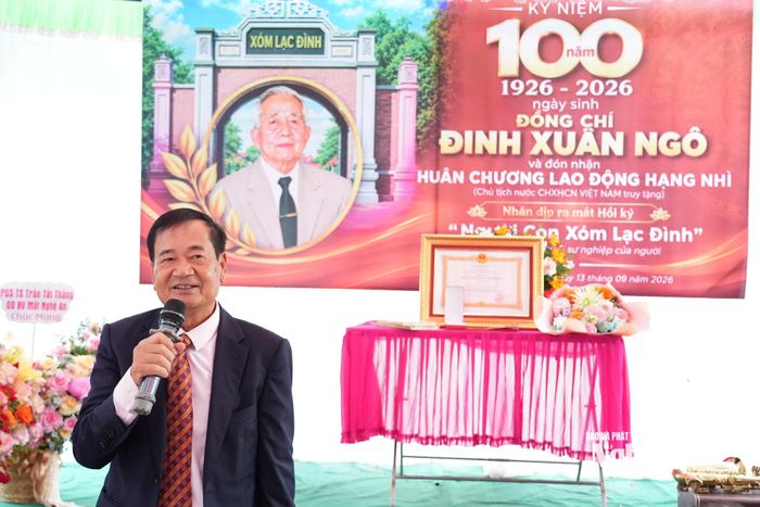 Ông Đinh Xuân Vinh (con trai trưởng của ông Đinh Xuân Ngô) - Phó Chủ tịch Hội đồng hương Nghệ Tĩnh tại Cộng hoà Séc phát biểu cảm ơn những ghi nhận của Đảng, Nhà nước với những cống hiến của ông Đinh Xuân Ngô trong những năm công tác tại Tỉnh uỷ Nghệ An. Ảnh: Tiến Đông