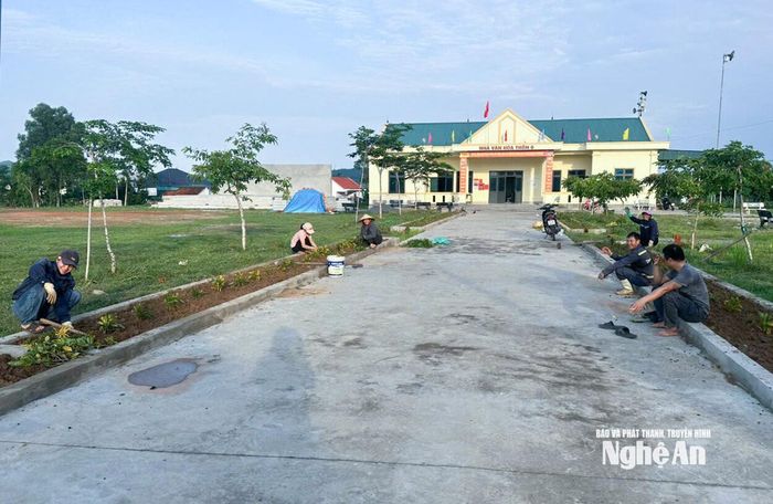 Thôn Quyết Thắng, xã Quỳnh Thắng huy động cán bộ, đảng viên và nhân dân tập trung hoàn thiện các tiêu chí thôn văn hóa tiêu biểu cấp tỉnh. Ảnh: Mai Hoa