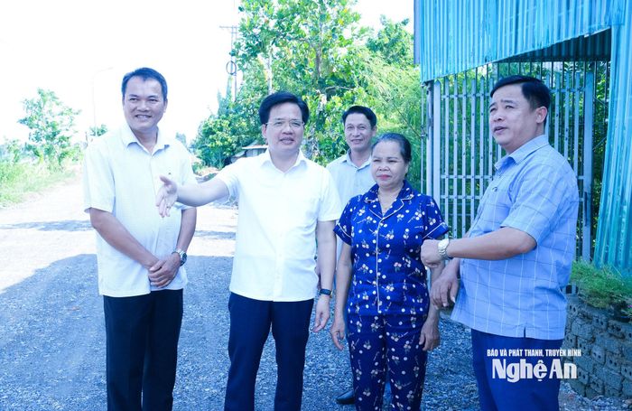 Cán bộ xã Đức Châu vận động người dân hiến đất mở rộng đường giao thông. Ảnh: Mai Hoa