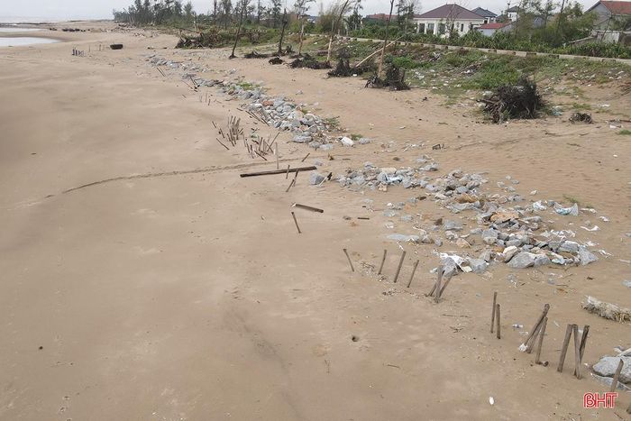 Các vị trí gia cố trên đê Hội Thống bị sóng lớn, gió mạnh quật “tơi tả” sau các trận bão mạnh vào năm 2025.