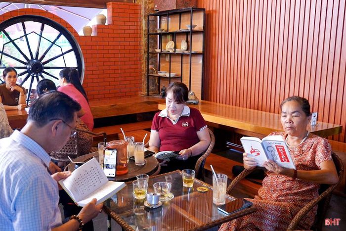 Bên cạnh gặp gỡ, thưởng thức cà phê, nhiều người tới đây để dành thời gian nghe Kiều, lẩy Kiều, tìm hiểu về bói Kiều.