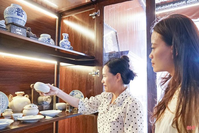 Các hiện vật được chị Nguyễn Thị Vân Huyền bố trí trong nhiều khu vực của quán.