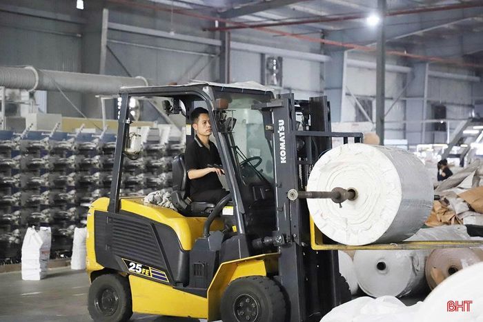 Các doanh nghiệp may mặc, sản xuất bao bì trên địa bàn đang tuyển dụng lượng lao động khá lớn.