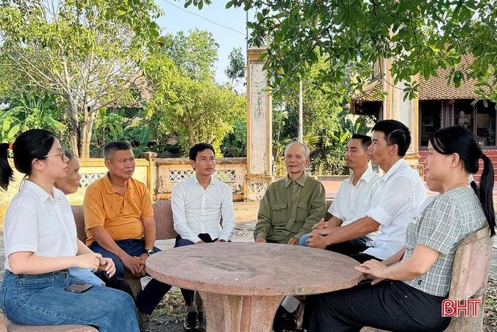 Du khách nghe người dân địa phương kể về lịch sử, văn hóa và những dấu ấn cách mạng được lưu giữ tại đình Giao Tác.