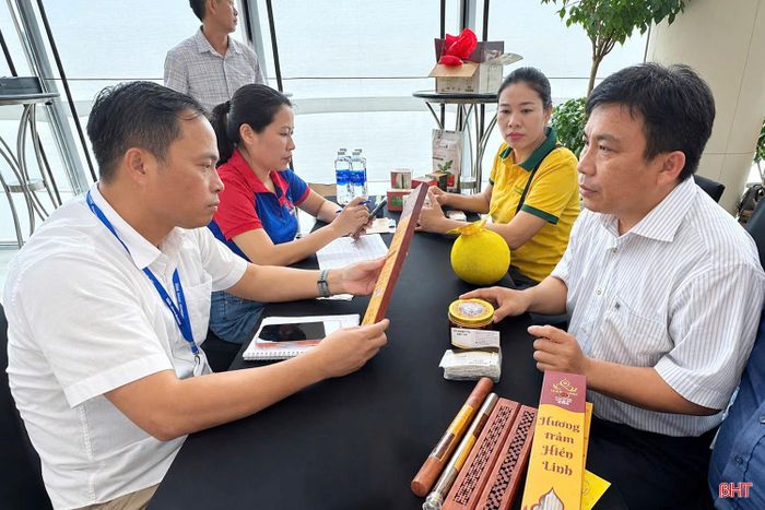 HTX Hương trầm Hiền Linh giới thiệu sản phẩm với đại diện Công ty TNHH MM Mega Market Việt Nam.