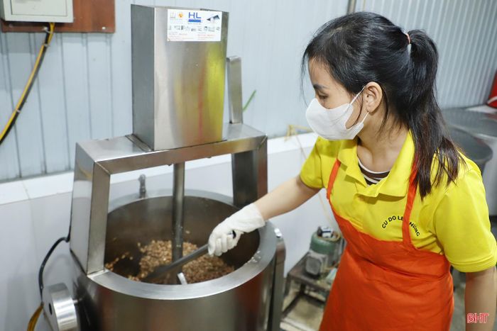 Sản lượng kẹo cu đơ Lệ Phương bán ra thị trường đạt trung bình 6.000 - 10.000 bánh/ngày.