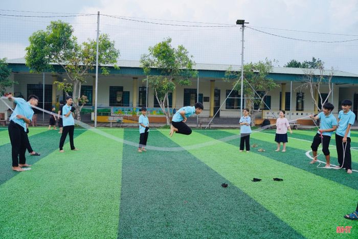 Các trò chơi dân gian thu hút đông đảo em nhỏ tham gia. Tiếng cổ vũ, tiếng cười làm không khí tại Làng Trẻ em mồ côi Hà Tĩnh thêm rộn ràng.