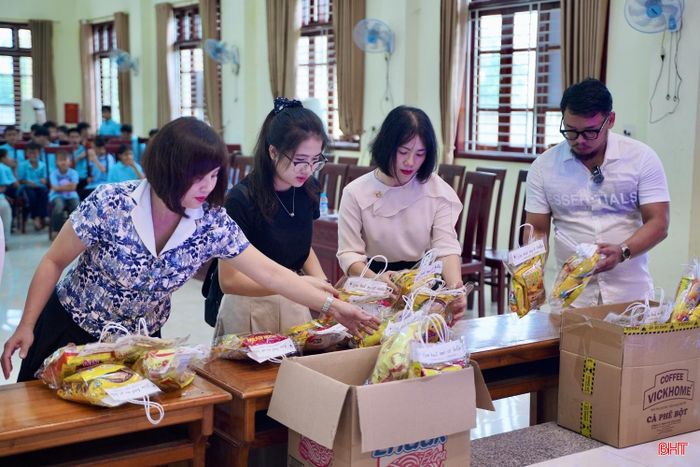 Chương trình Trung thu với chủ đề “Vầng trăng cho em” do chị Nguyễn Đài Trang và anh Lê Quốc Cường (phường Thành Sen) phối hợp tổ chức tại Làng Trẻ em mồ côi Hà Tĩnh.