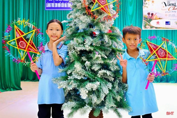 Các em nhỏ tại Làng Trẻ em mồ côi Hà Tĩnh hào hứng tham gia ngày hội Trung thu được tổ chức sớm. Không chỉ nhận quà, các em được trực tiếp làm lồng đèn, viết điều ước, rước đèn, chơi trò chơi dân gian và cùng nhau phá cỗ, liên hoan...
