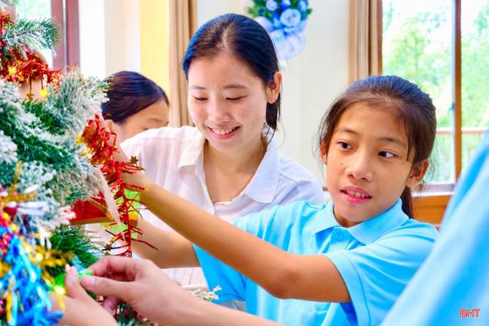 Không chỉ làm lồng đèn, các em nhỏ còn viết và treo lên cây thông những điều ước của mình trong ngày hội Trung thu.
