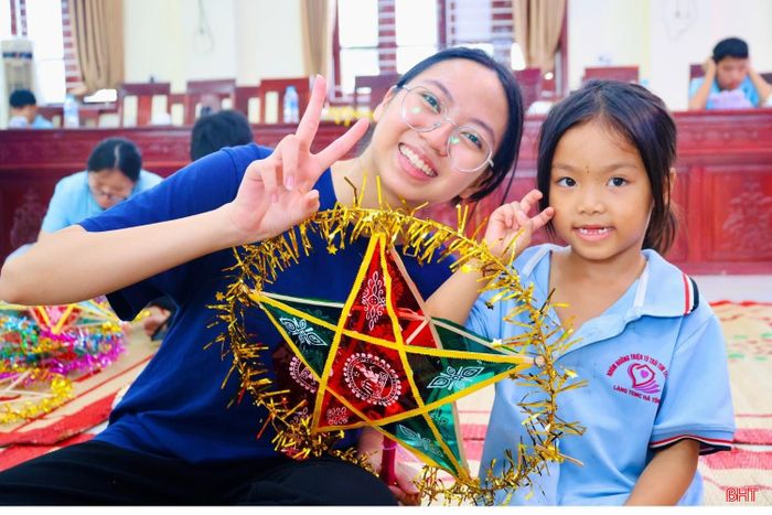 Từ chiếc lồng đèn tự tay làm đến điều ước gửi trên “cây thông điều ước”, Trung thu năm nay với các em không chỉ có bánh, quà mà còn có một ngày được vui chơi, được trải nghiệm và được lưu giữ những ký ức tuổi thơ.