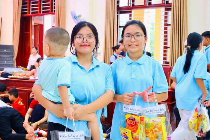 Bên cạnh các hoạt động vui chơi, mỗi em còn được nhận những phần quà nhỏ gồm bánh, kẹo. Bà Trần Thị Thanh Toàn - Trưởng phòng Chăm sóc nuôi dưỡng, Làng Trẻ em mồ côi Hà Tĩnh chia sẻ: “Với các em nhỏ, những chương trình như thế này có ý nghĩa thiết thực, nhất là khi các em được cùng nhau vui chơi và trực tiếp tham gia các hoạt động. Chúng tôi trân trọng sự quan tâm, đồng hành của các nhà hảo tâm và những người tổ chức chương trình dành cho các em. Điều đáng quý là các em có thêm một buổi Trung thu với nhiều trải nghiệm và niềm vui".