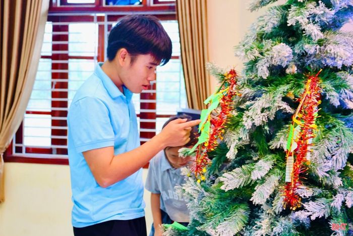 Từ những hoạt động được chuẩn bị trước, các em có cơ hội trực tiếp làm, chơi và lưu lại những trải nghiệm riêng trong ngày hội. Chị Nguyễn Đài Trang - đại diện nhà tài trợ cho biết: “Chúng tôi đã lên kế hoạch từ cách đây một tuần để chuẩn bị chương trình với nhiều phần việc phù hợp các bạn nhỏ ở đây. Hy vọng những chiếc lồng đèn tự tay làm, những điều ước được viết ra và những khoảnh khắc rước đèn, phá cỗ sẽ trở thành những kỷ niệm đẹp với các em".