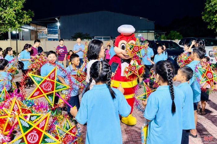 Trong chương trình, các em cùng xếp thành vòng tròn rước đèn, phá cỗ trong tiếng cười nói rộn ràng. Những chiếc lồng đèn do chính tay mình làm trở thành món đồ được các em hào hứng mang theo trong đêm hội.