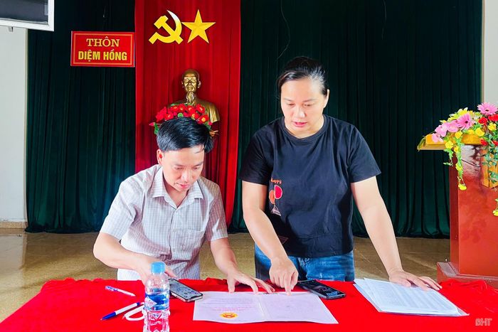 Cán bộ địa phương về tận thôn, xóm rà soát, cập nhật thông tin để hoàn thiện CSDL đất đai, kể cả trong ngày nghỉ.