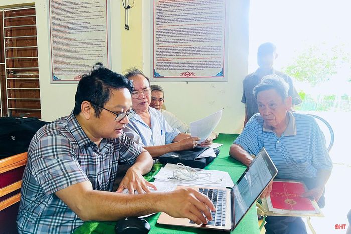 Cán bộ phòng Kinh tế, UBND xã Sơn Giang hỗ trợ người dân trực tiếp thực hiện các hồ sơ, thủ tục liên quan đến việc hoàn thiện CSDL đất đai. Ảnh: Bích Liên