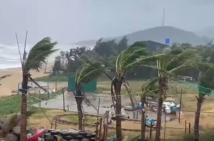 Gió lớn đã bắt đầu xuất hiện tại vùng biển Kỳ Xuân, Hà Tĩnh.
