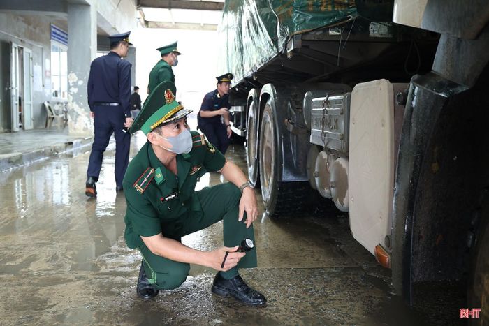 Lực lượng chức năng tại CKQT Cầu Treo kiểm soát phương tiện lưu thông qua cửa khẩu.