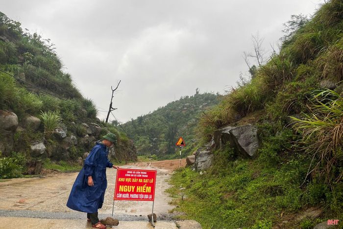 Trong chiều nay, các lực lượng chức năng và các đơn vị liên quan trên địa bàn xã Cẩm Trung đã huy động lực lượng lắp đặt rào chắn barie, biển báo cấm đường tại tuyến đường quốc phòng tuần tra ven biển.