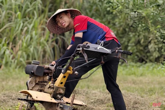 Anh Lê Sỹ Lưu trong quá trình khởi nghiệp với các sản phẩm nông sản địa phương trước khi quyết định học thêm để trở lại với hành trình mới.