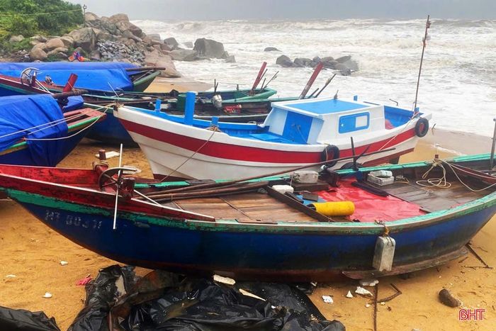 Thuyền đánh cá của ngư dân ở xã Kỳ Xuân được giằng néo an toàn trên bờ, tránh ảnh hưởng từ sóng to, gió lớn.