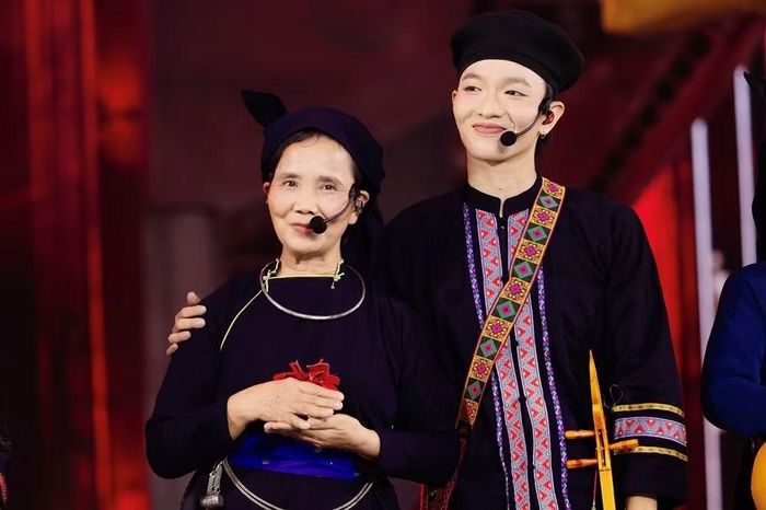 Hoàng Dũng cùng mẹ trên sân khấu của "Anh trai vượt ngàn chông gai."