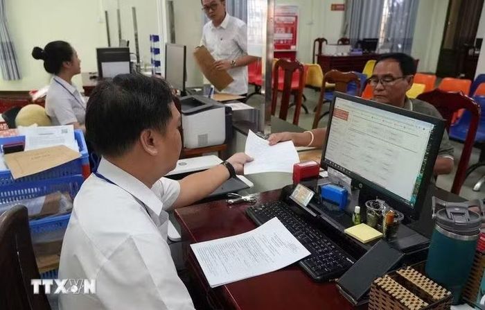 Giải quyết hồ sơ, thủ tục hành chính cho người dân và doanh nghiệp tại Trung tâm phục vụ hành chính công phường Rạch Giá (An Giang). (Ảnh: Lê Huy Hải/TTXVN)