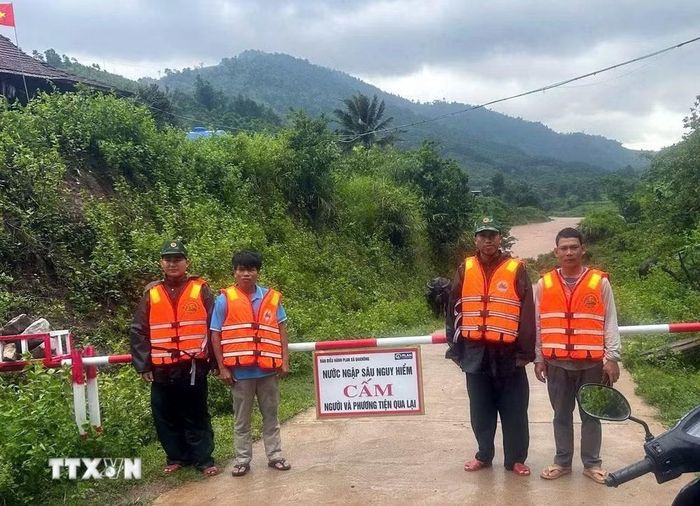 Lực lượng chức năng xã Đakrông chốt chặn tại các khu vực nước ngập sâu, không cho người dân qua lại. (Ảnh: TTXVN phát)