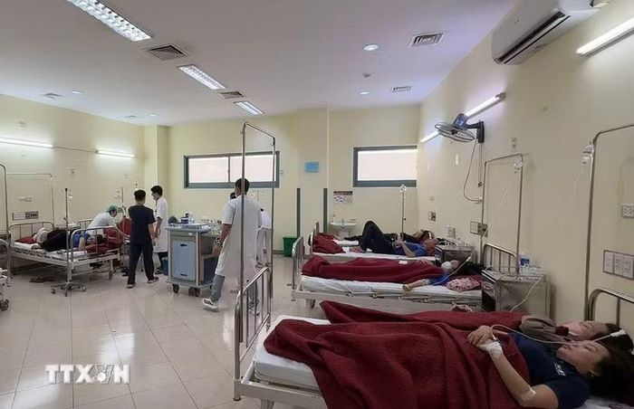 Các trường hợp nghi ngộ độc thực phẩm đang được theo dõi, điều trị tại Bệnh viện Trung ương Huế cơ sở 2. (Ảnh: TTXVN phát)