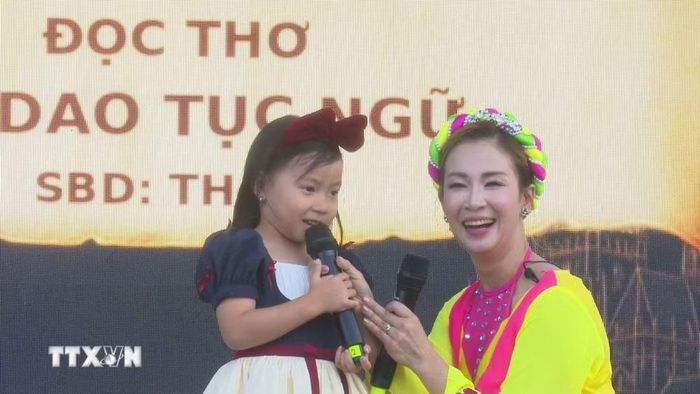 Thí sinh Chu Minh Anh trong tiết mục thi đọc thơ tiếng Việt. (Ảnh: Quang Hòa/TTXVN)