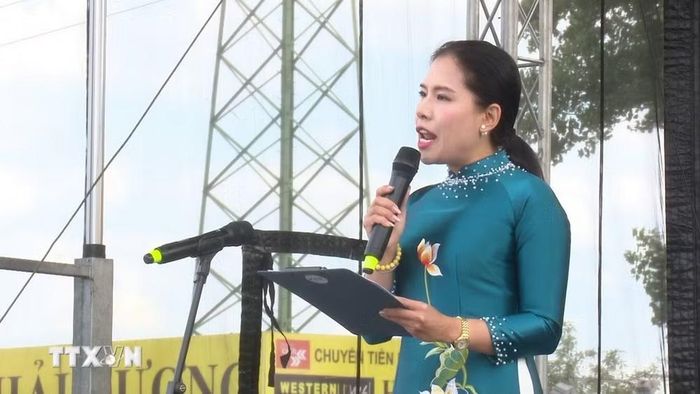 Cô giáo Hồng Nhung, Trưởng ban tổ chức cuộc thi “Tôn vinh tiếng Việt” phát biểu khai mạc. (Ảnh: Quang Hòa/TTXVN)