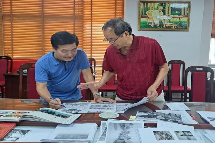 Thành viên Ban Tổ chức, Tổ giúp việc chọn ảnh trưng bày tại triển lãm. (Ảnh: Báo Bắc Ninh)