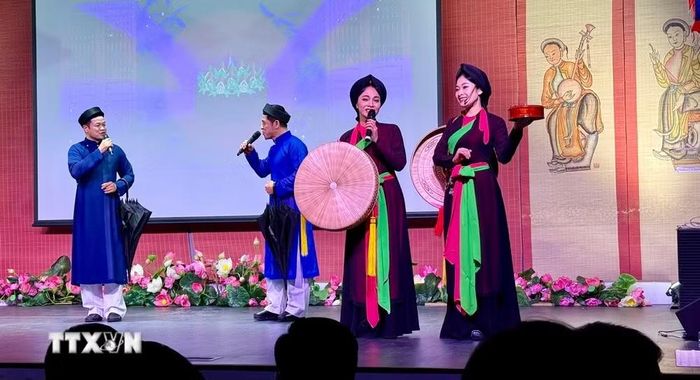 Tiết mục biểu diễn dân ca Quan họ Bắc Ninh. (Ảnh: Nguyễn Thu Hà/TTXVN)