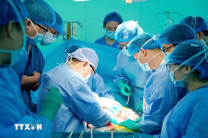 Các bác sỹ thực hiện ghép gan cho người bệnh. (Nguồn: TTXVN phát)