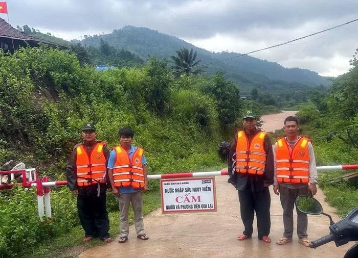 Lực lượng chức năng xã Đakrông chốt chặn tại các khu vực nước ngập sâu, không cho người dân qua lại. Ảnh: TTXVN phát