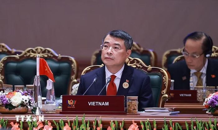 Thủ tướng Lê Minh Hưng phát biểu tại phiên họp về “Tự cường, đổi mới sáng tạo, hợp tác và phát triển bền vững: Định hình tương lai tăng trưởng bao trùm toàn cầu”. (Ảnh: Dương Giang/TTXVN)