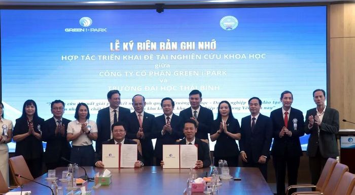 Lễ ký Biên bản ghi nhớ hợp tác triển khai đề tài nghiên cứu khoa học giữa Công ty Cổ phần Green i-Park và Trường Đại học Thái Bình. (Ảnh: Đinh Văn Nhiều/TTXVN)