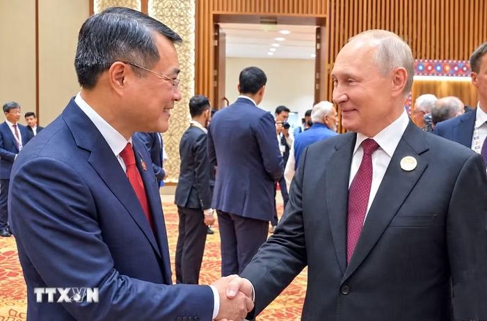 Thủ tướng Lê Minh Hưng gặp ngắn Tổng thống Liên bang Nga Vladimir Putin. (Ảnh: Dương Giang/TTXVN)