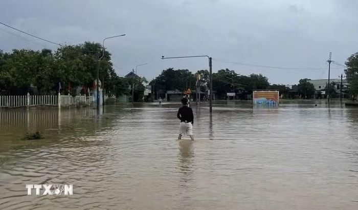 Mưa lớn kéo dài khiến làng Vĩnh An, phường Phong Dinh bị ngập lụt nặng. (Ảnh: Văn Dũng/TTXVN)