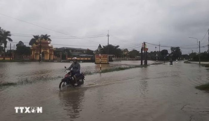Nhiều tuyến đường ở làng Vĩnh An, phường Phong Dinh, thành phố Huế bị ngập lụt. (Ảnh: Văn Dũng/TTXVN)