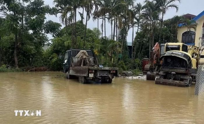 Mưa lớn kéo dài khiến làng Vĩnh An, phường Phong Dinh bị ngập lụt nặng. (Ảnh: Văn Dũng/TTXVN)