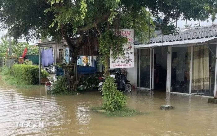 Nhiều tuyến đường ở làng Vĩnh An, phường Phong Dinh, thành phố Huế bị ngập lụt. (Ảnh: Văn Dũng/TTXVN)