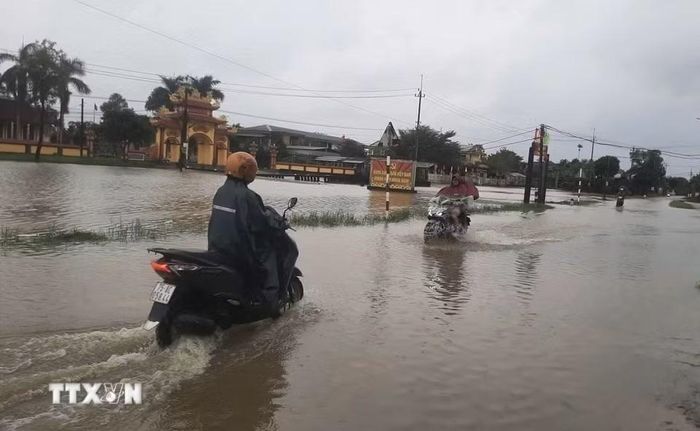 Nhiều tuyến đường ở làng Vĩnh An, phường Phong Dinh, thành phố Huế bị ngập lụt. (Ảnh: Văn Dũng/TTXVN)