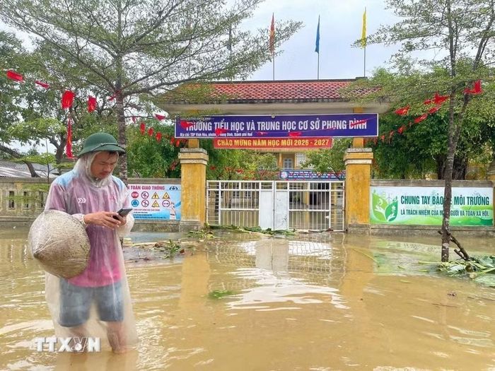 Mưa lớn kéo dài khiến làng Vĩnh An, phường Phong Dinh bị ngập lụt nặng. (Ảnh: Văn Dũng/TTXVN)