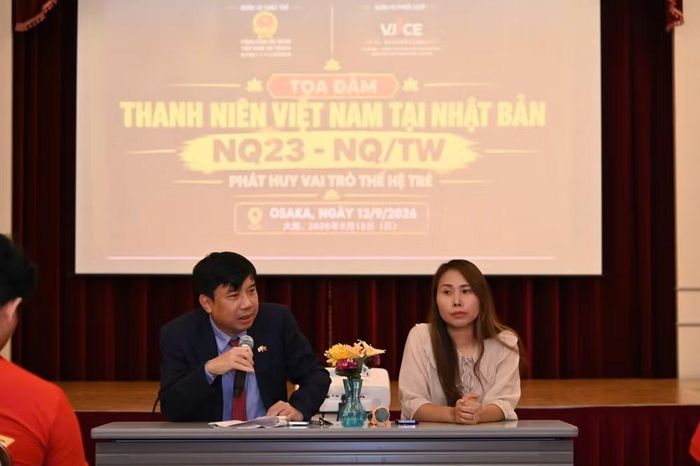 Tổng lãnh sự Việt Nam tại Osaka Nguyễn Trường Sơn và đại diện VJCE chủ trì buổi tọa đàm về Nghị quyết 23. (Ảnh: Nguyễn Tuyến/TTXVN)