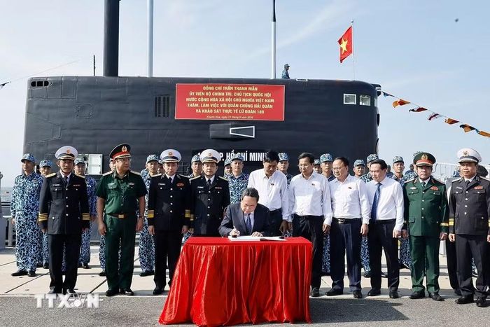 Chủ tịch Quốc hội Trần Thanh Mẫn viết sổ Lưu niệm về truyền thống Lữ đoàn 189. (Ảnh: Doãn Tấn/TTXVN)